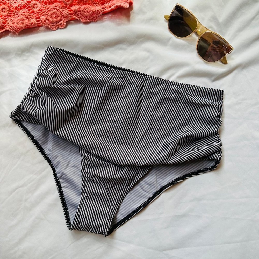 Black & White Striped High Rise Swim Bottoms NWOT Swimsuit Size L